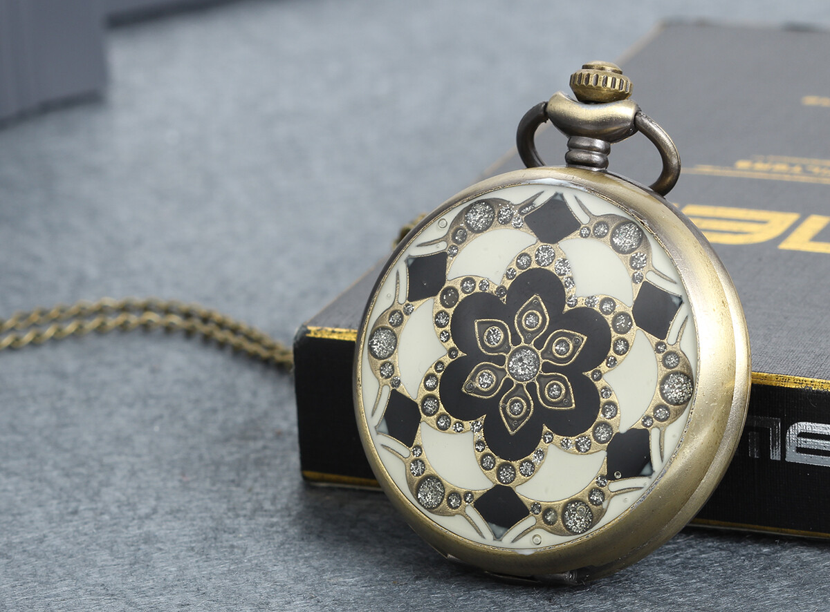 Women’s Vintage Bronze Blossoms Pattern Quartz Pocket Watch Charm Necklace Chain