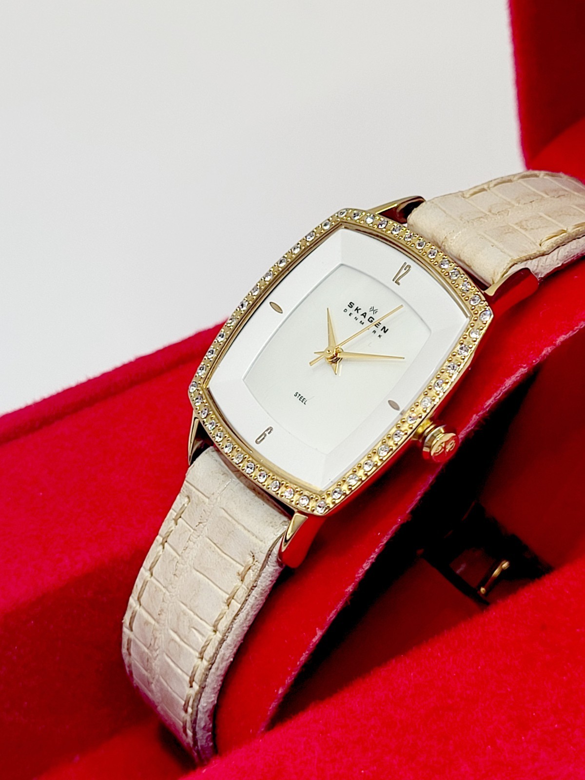 28mm Skagen MK348SGLT8B Mother of Pearl Dial Beige Leather Strap Women’s Watch