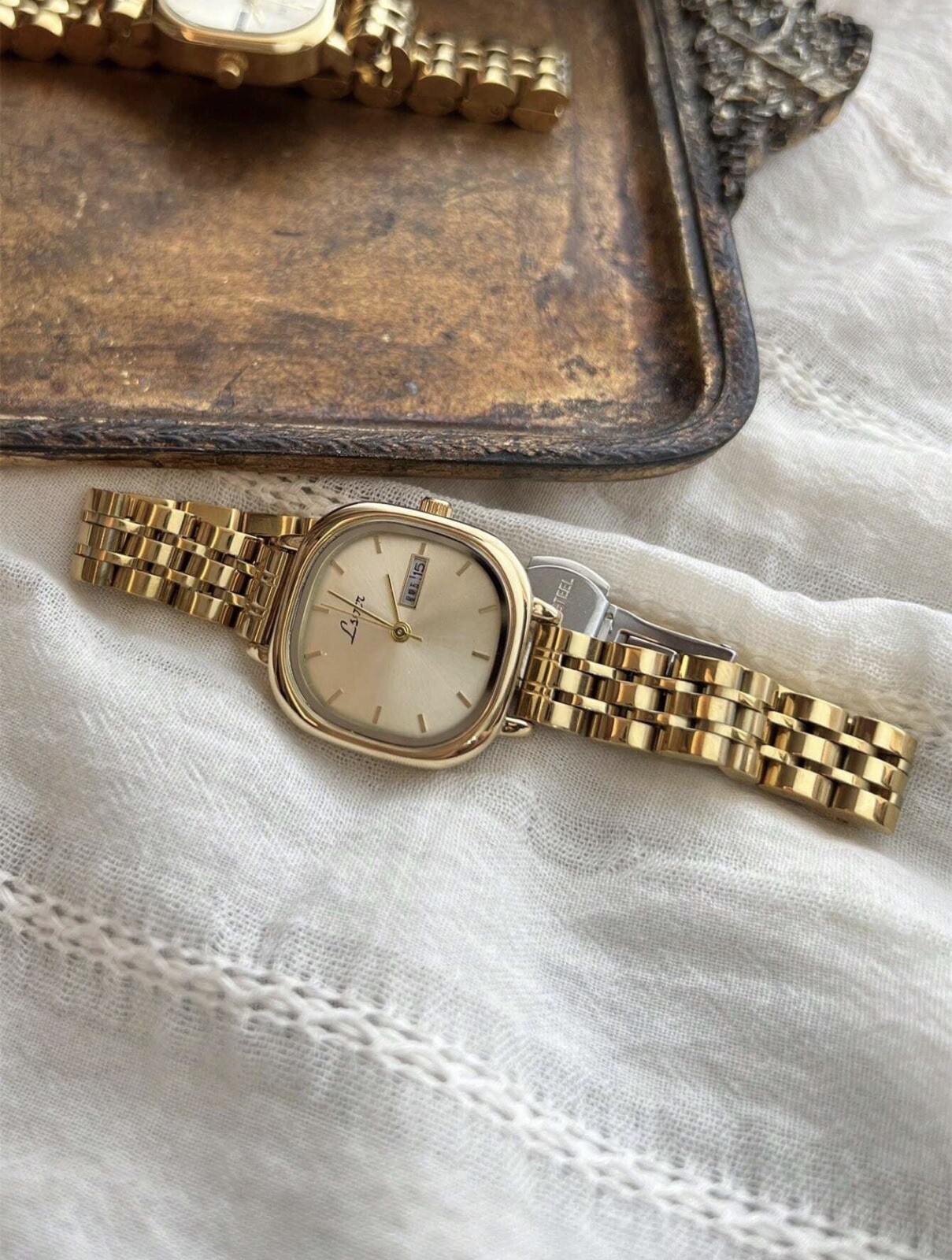 Vintage Style Gold Tone Square Wrist Watch with Calendar Display New Design Gift
