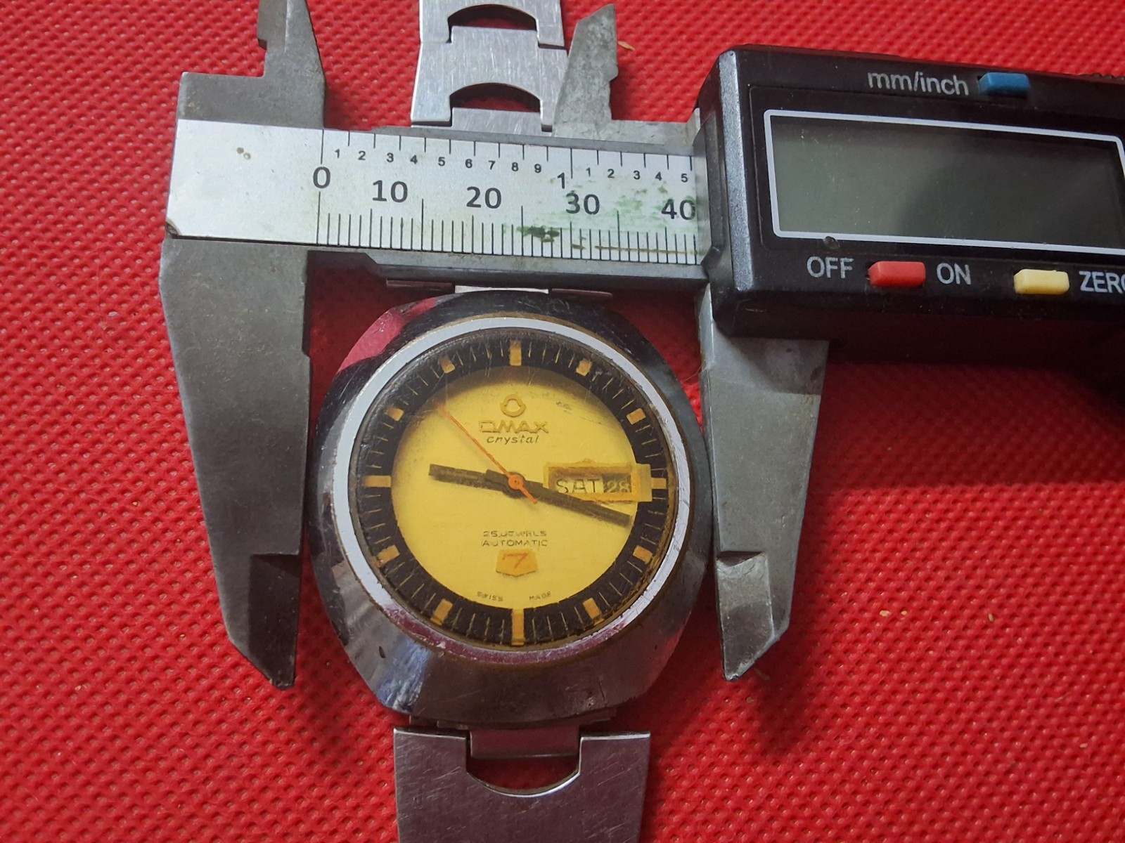 Vintage Omax Crystal 7 Automatic 25 Jewels Day/Date Wrist Watch Swiss made.